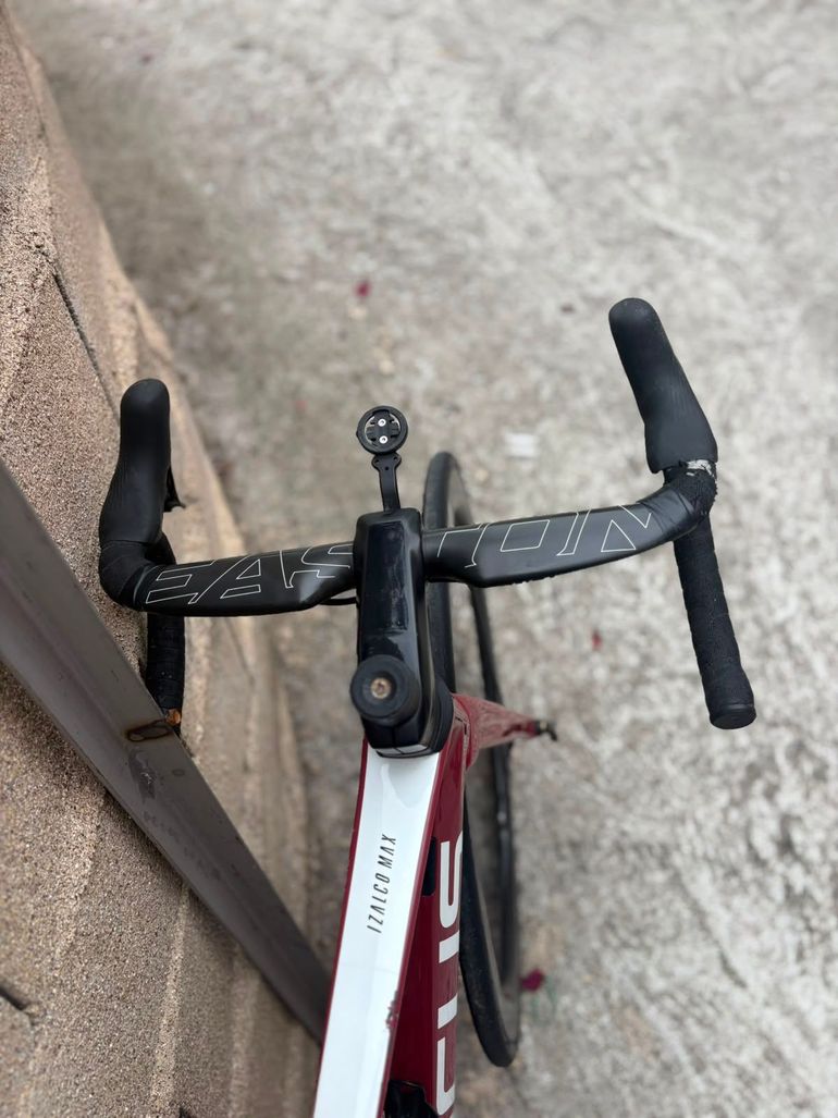 Used Focus IZALCO MAX DISC 9.6 2021 2021 Road & Gravel, Red — image 6 of 8