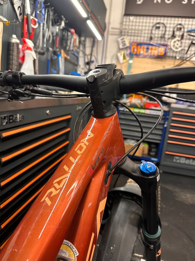 Brugt Orbea RALLON M10 2024 2024 Mountainbike — billede 9 af 21