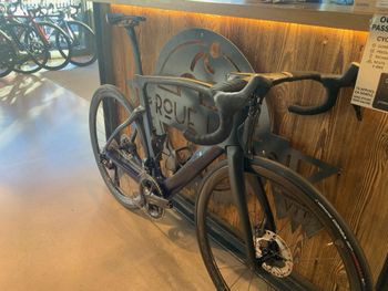 Used Pinarello DOGMA F DURA ACE Di2 Disc 2024 2024 Road & Gravel — image 4 of 6