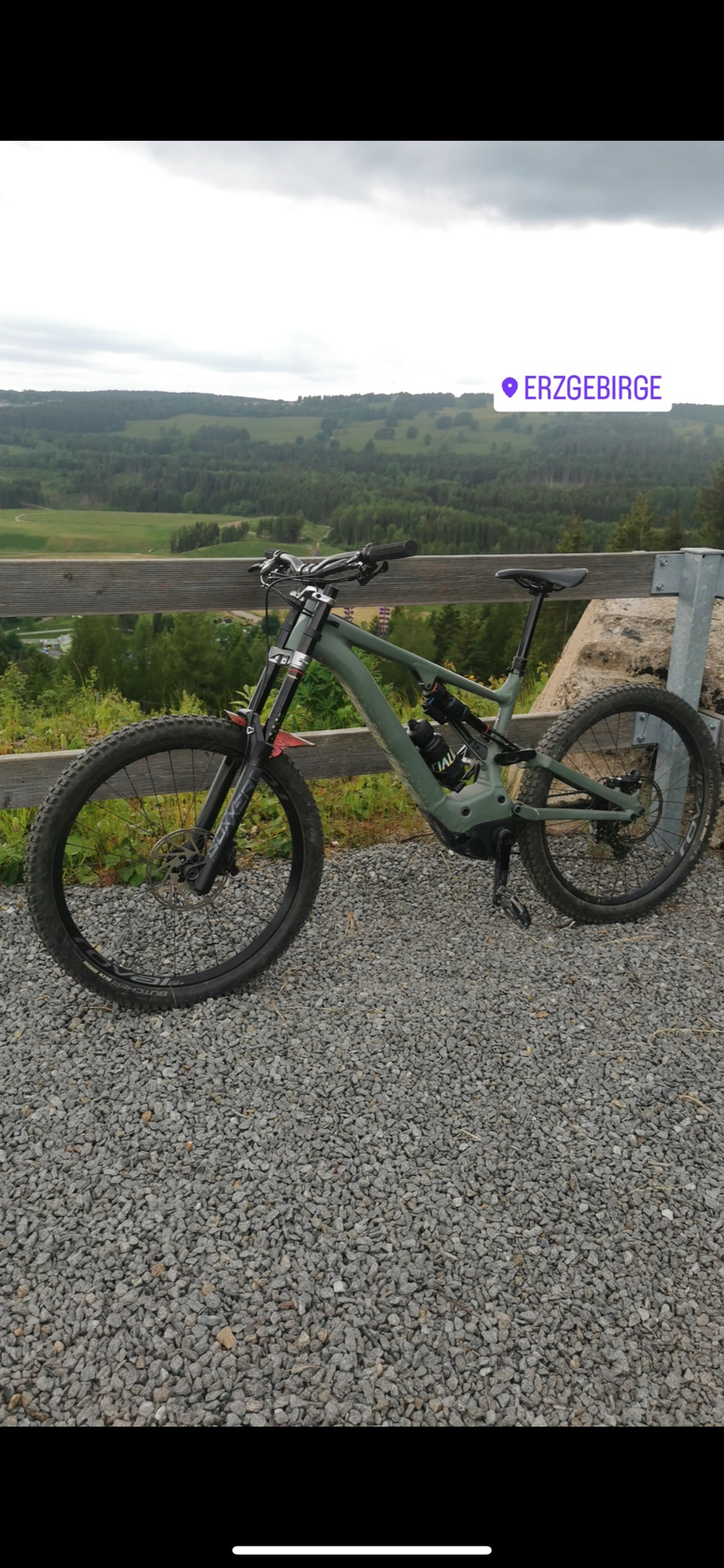 Used Specialized Turbo Kenevo Expert 2019 2019 Mountainbike, Green, 27.5 — image 1 of 3