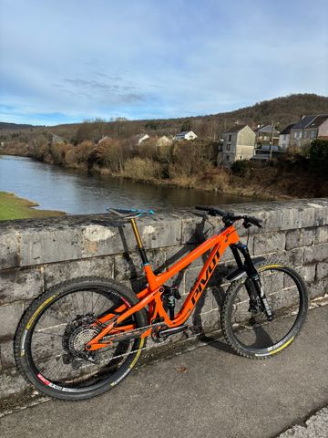 Tweedehands Pivot Firebird Shimano Deore XT 2023 Mountainbike — afbeelding 2 van 6