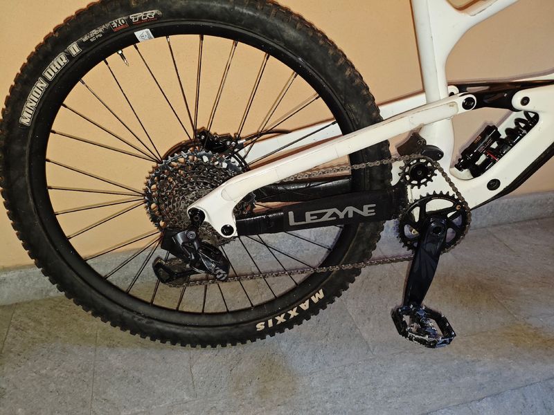 Cannondale Jekyll Custom 2024 Mountainbike d'occasion — image 3 sur 8