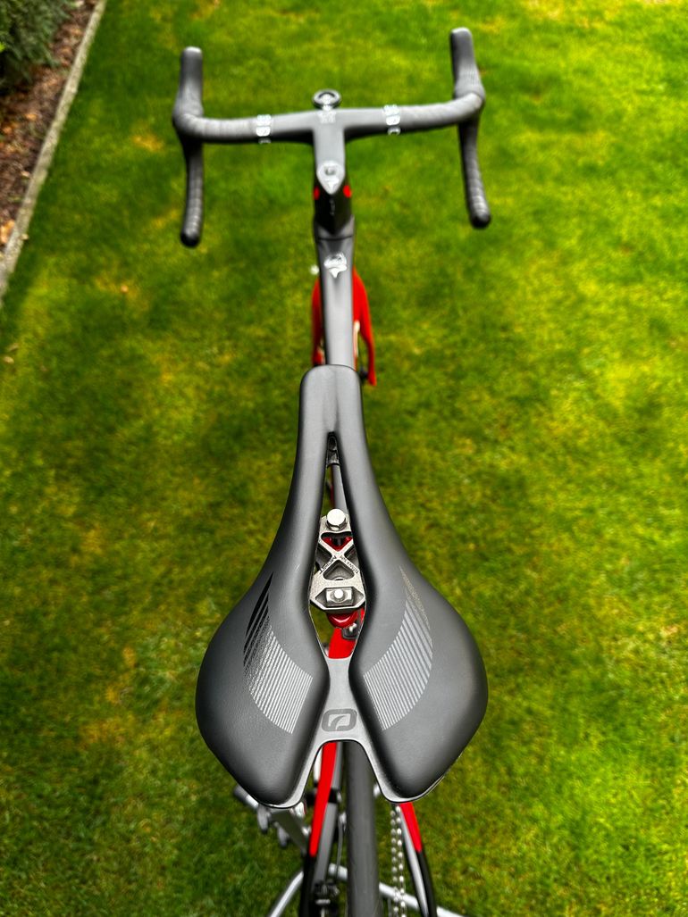 Used Pinarello DOGMA F DURA ACE Di2 Disc 2022 2022 Road & Gravel, Red — image 6 of 7