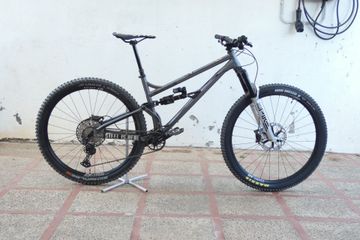 Used Production Privée Shan Shimano Deore XT 2023 Mountainbike, Light Gray — image 2 of 7