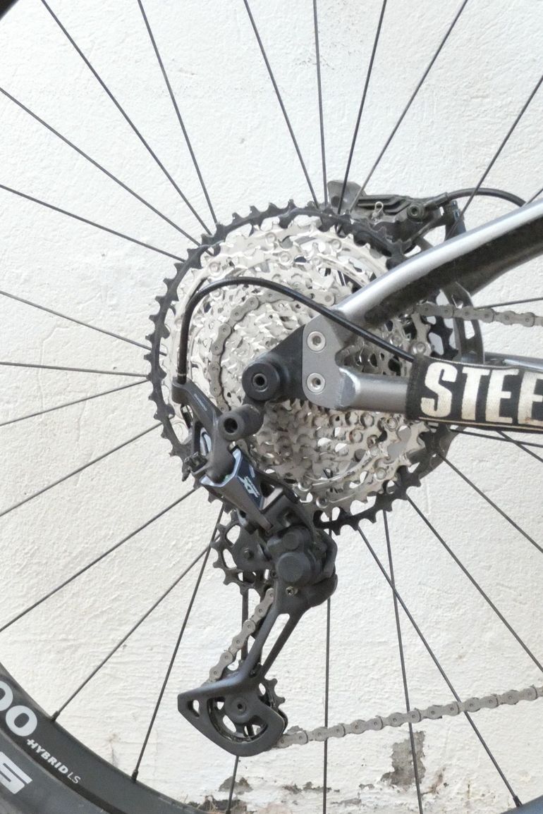 Used Production Privée Shan Shimano Deore XT 2023 Mountainbike, Light Gray — image 3 of 7