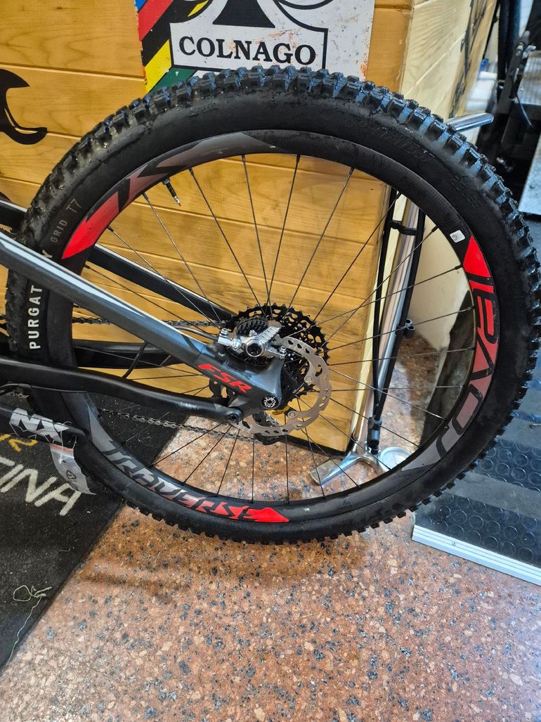 Used Specialiced Stumpjumper Carbonio 27,5 2015 Mountainbike — image 7 of 14