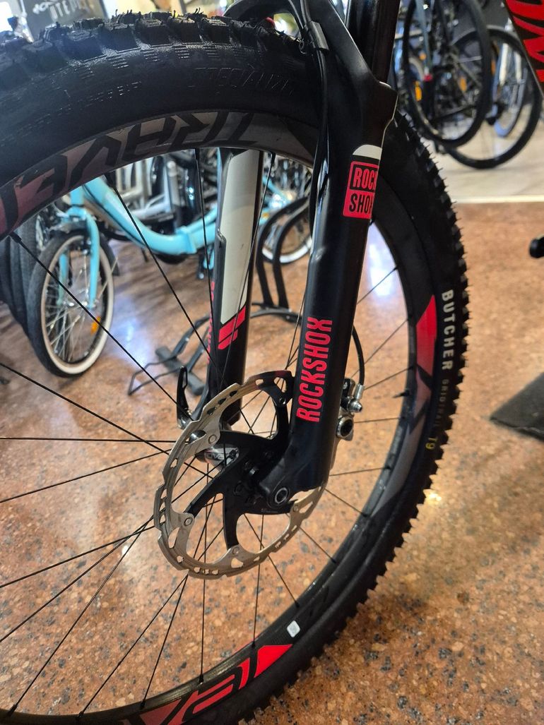 Used Specialiced Stumpjumper Carbonio 27,5 2015 Mountainbike — image 12 of 14