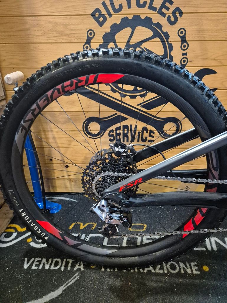 Used Specialiced Stumpjumper Carbonio 27,5 2015 Mountainbike — image 13 of 14