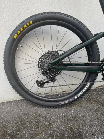 Used Trek Slash 9.8 2019 2019 Mountainbike, Green, 29 — image 2 of 9