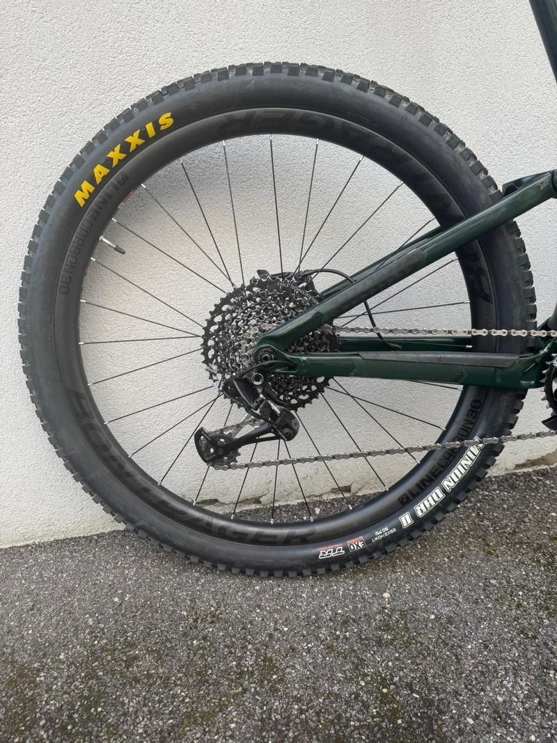Used Trek Slash 9.8 2019 2019 Mountainbike, Green, 29 — image 2 of 9