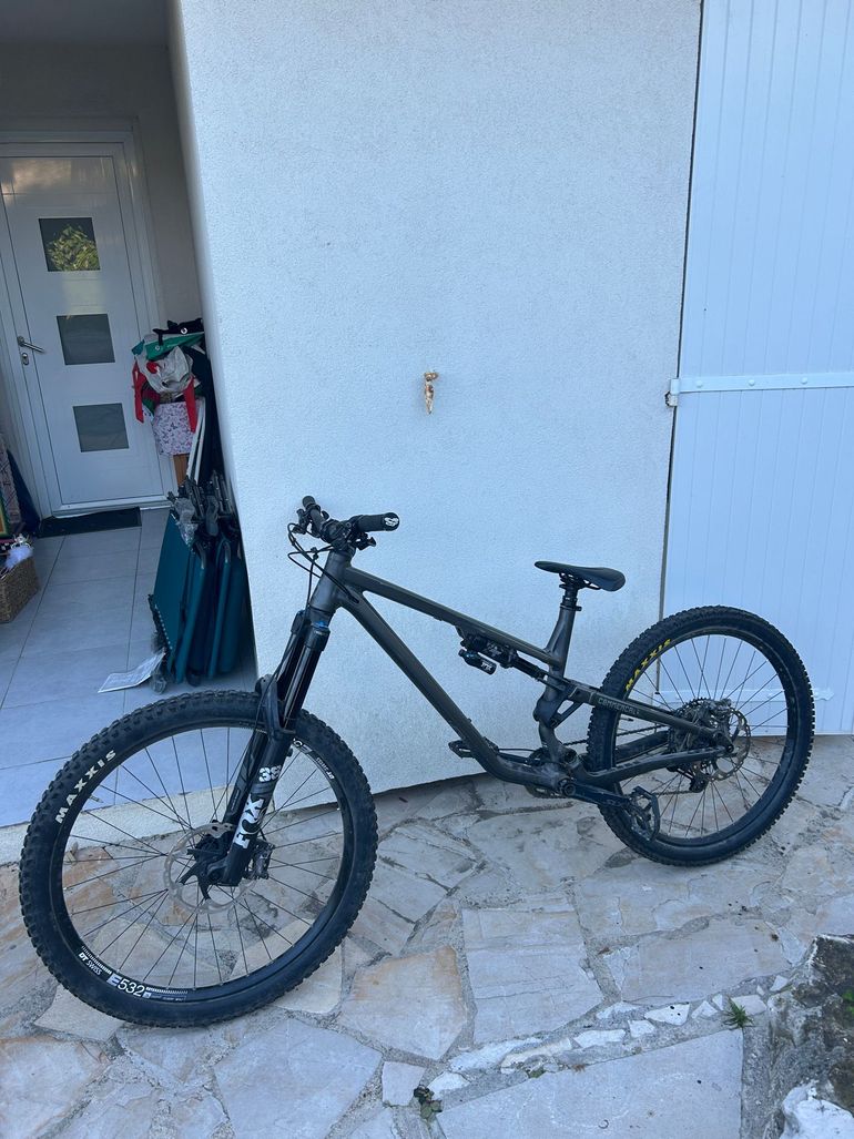 Used Commencal META SX V4 ESSENTIAL 2022 2022 Mountainbike, Schwarz, 29, 27.5 — image 1 of 4