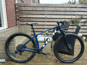 Used Trek Procaliber 9.7 2023 2023 Mountainbike, Blue, 29, 27.5 — image 1 of 11