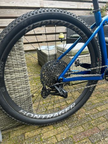 Used Trek Procaliber 9.7 2023 2023 Mountainbike, Blue, 29, 27.5 — image 2 of 11