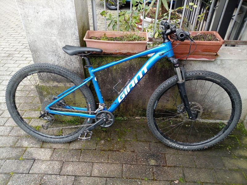 Giant Talon 0 2022 2022 Mountainbike de segunda mano, Azul — imagen 1 de 13