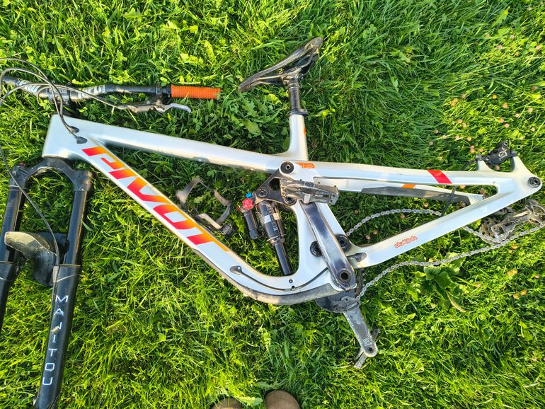Used Pivot Firebird Frameset 2024 Mountainbike, Light Gray — image 8 of 14