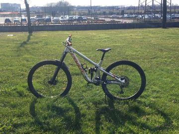 Used Pivot Firebird Frameset 2024 Mountainbike, Light Gray — image 6 of 13