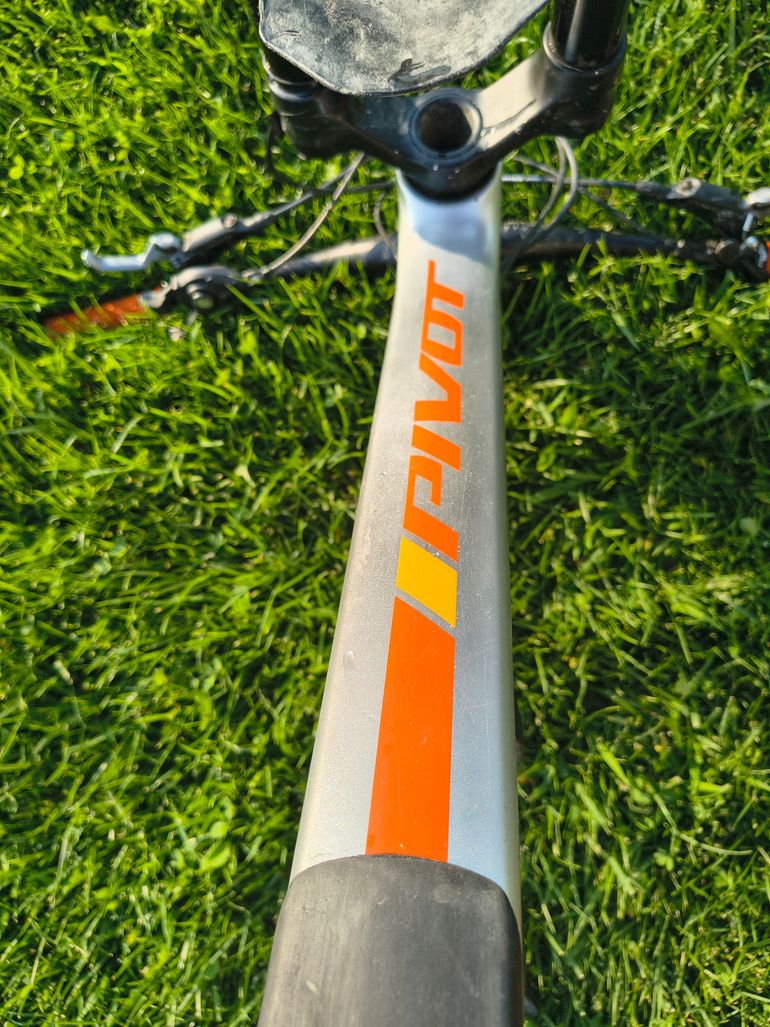 Used Pivot Firebird Frameset 2024 Mountainbike, Light Gray — image 11 of 14