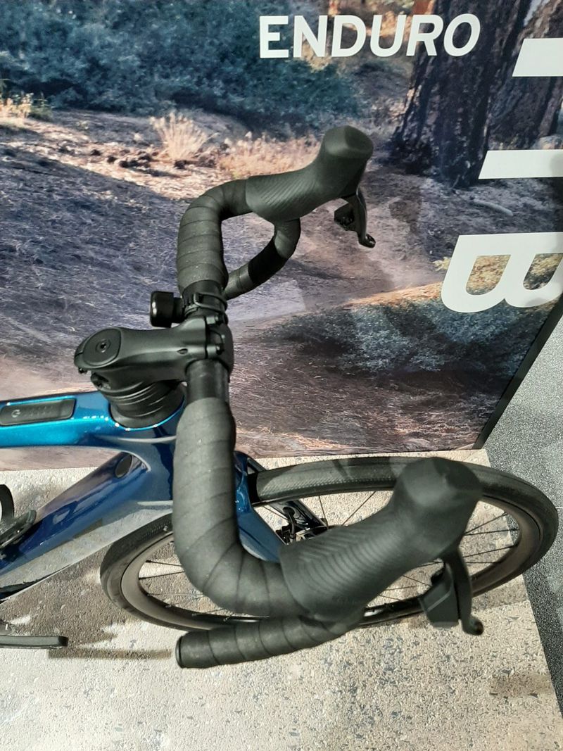 Giant Defy Advanced E+ Elite 2 2025 2025 Road & Gravel d'occasion — image 5 sur 10