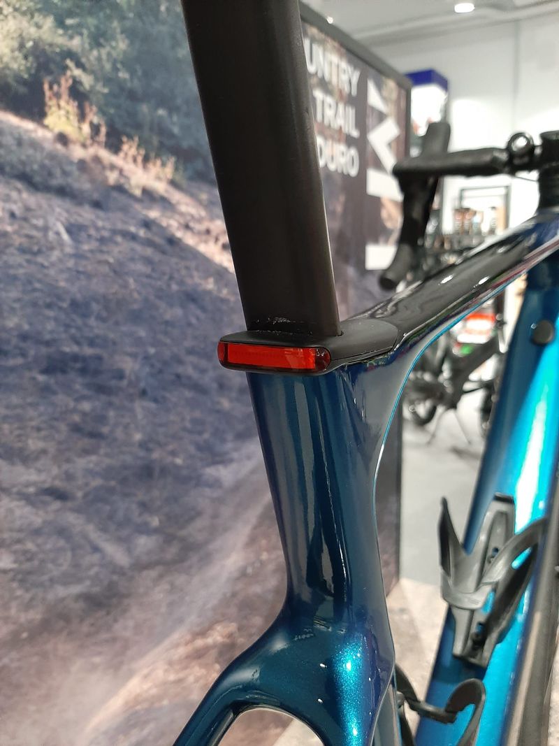 Giant Defy Advanced E+ Elite 2 2025 2025 Road & Gravel d'occasion — image 9 sur 10