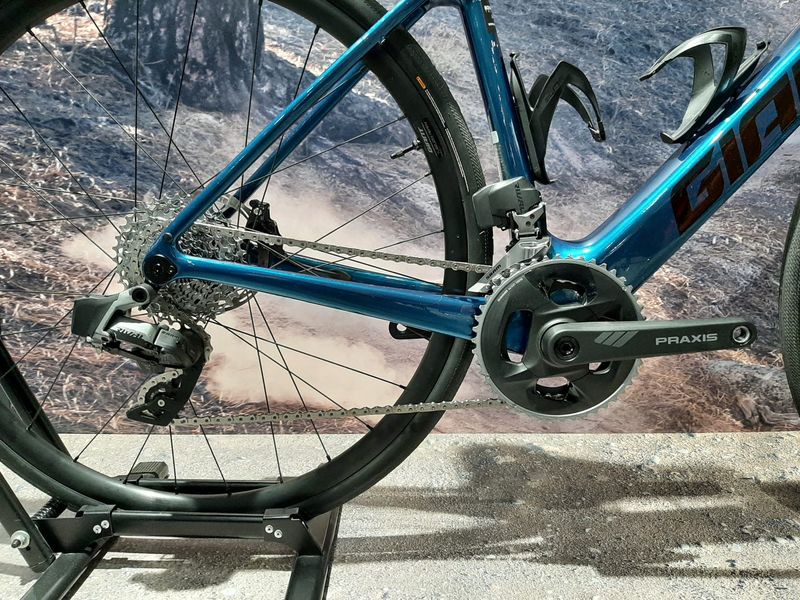 Giant Defy Advanced E+ Elite 2 2025 2025 Road & Gravel d'occasion — image 8 sur 10