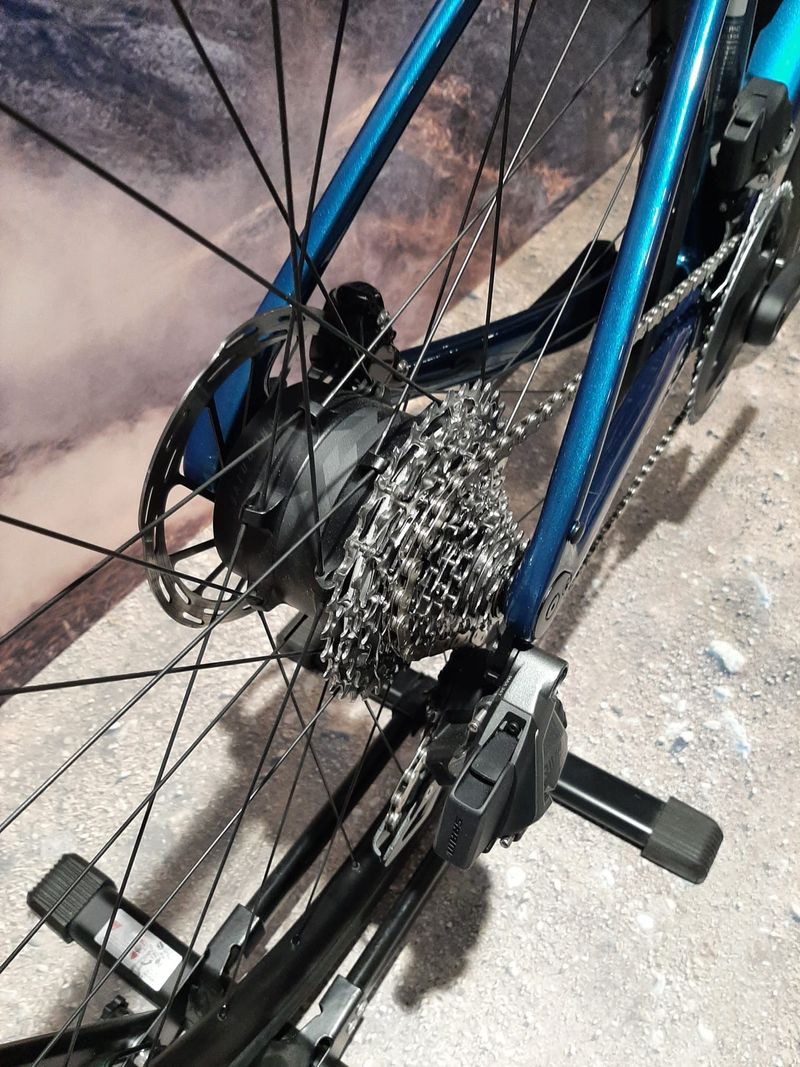 Giant Defy Advanced E+ Elite 2 2025 2025 Road & Gravel d'occasion — image 6 sur 10