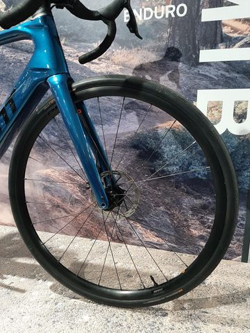 Giant Defy Advanced E+ Elite 2 2025 2025 Road & Gravel d'occasion — image 7 sur 10