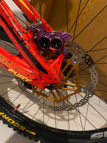 Used GT Fury Shimano ZEE 2016 Mountainbike, Red — image 17 of 18