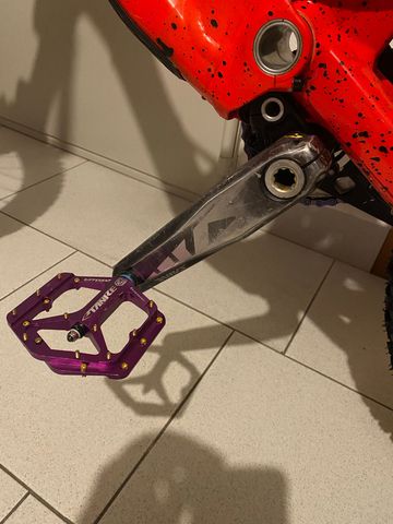 Used GT Fury Shimano ZEE 2016 Mountainbike, Red — image 8 of 18