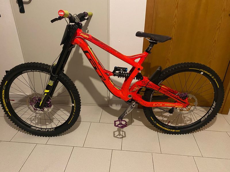 Used GT Fury Shimano ZEE 2016 Mountainbike, Red — image 2 of 18
