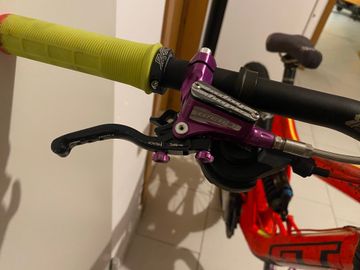 Used GT Fury Shimano ZEE 2016 Mountainbike, Red — image 15 of 18