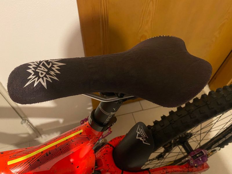 Used GT Fury Shimano ZEE 2016 Mountainbike, Red — image 9 of 18