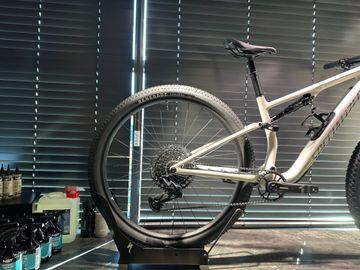 Used Specialized Epic 8 Comp 2024 2024 Mountainbike, White, 29 — image 4 of 5