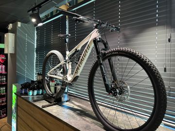 Used Specialized Epic 8 Comp 2024 2024 Mountainbike, White, 29 — image 2 of 5