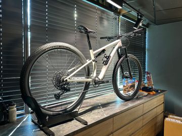 Used Specialized Epic 8 Comp 2024 2024 Mountainbike, White, 29 — image 3 of 5