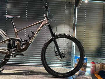 Used Specialized Enduro Comp 2025 2025 Mountainbike, Light Gray, 29 — image 5 of 5