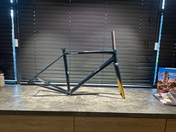 Specialized AETHOS SW FRMSET Gloss Forest Green/gold Pearl/flake Silver Frameset 2021 Road & Gravel d'occasion