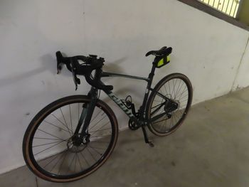Used Giant Revolt 1 2021 2021 Road & Gravel — image 1 of 7