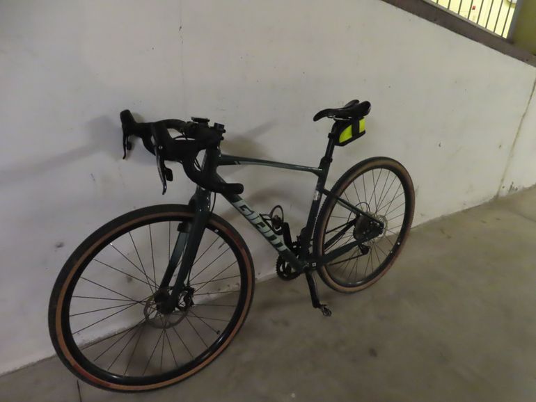 Used Giant Revolt 1 2021 2021 Road & Gravel — image 1 of 7