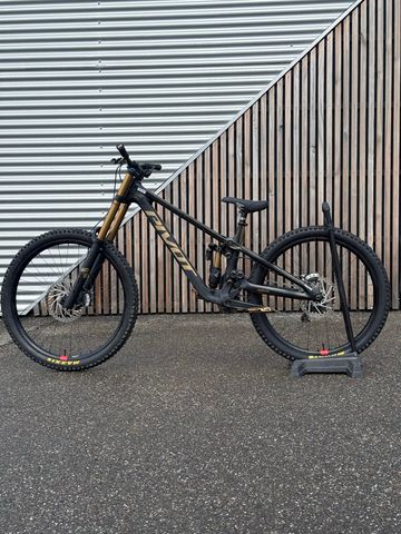 Used Pivot PHOENIX Pro Saint 2025 2025 Mountainbike, Black, 27.5 — image 2 of 4