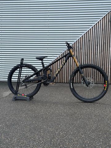 Used Pivot PHOENIX Pro Saint 2025 2025 Mountainbike, Black, 27.5 — image 1 of 4
