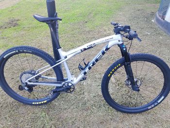Used Trek Supercaliber Shimano Deore XT 2024 Mountainbike, Light Gray — image 9 of 12