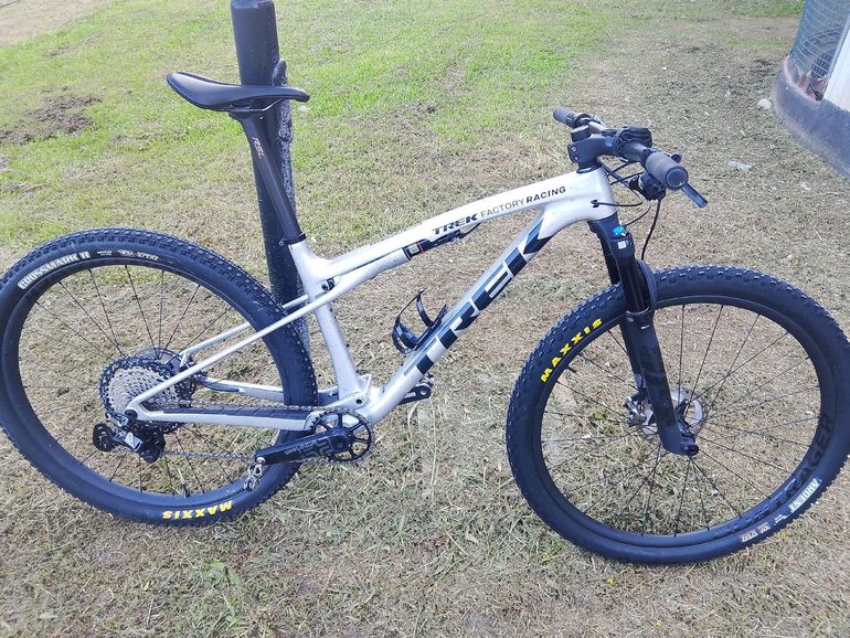 Used Trek Supercaliber Shimano Deore XT 2024 Mountainbike, Light Gray — image 10 of 12