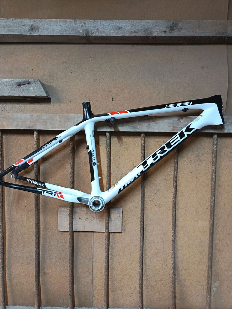 Used Trek 9.8 Oclv Carbóne 26 Pouce Frameset 2026 Mountainbike, White — image 1 of 7