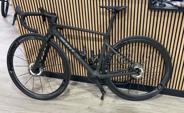 Used Scott Addict RC 20 2025 2025 Road & Gravel, Black — image 2 of 3