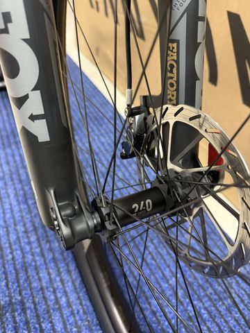 Tweedehands Canyon Neuron CF 9 SL 2024 2024 Mountainbike — afbeelding 18 van 43