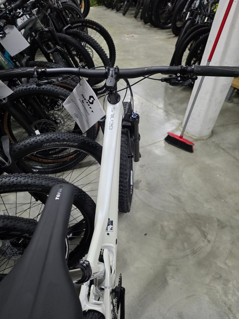 Used Scott Genius 940 2022 2022 Mountainbike, White, 29 — image 6 of 6