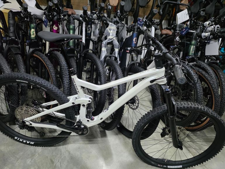 Used Scott Genius 940 2022 2022 Mountainbike, White, 29 — image 1 of 6