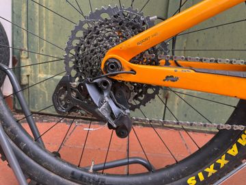 Trek Remedy 9.8 2022 Mountainbike usato, Arancione — immagine 11 di 13