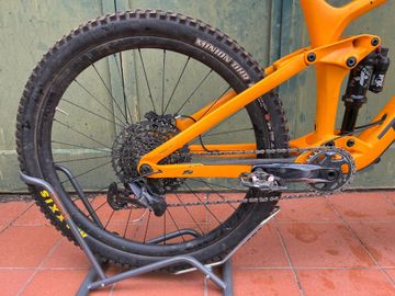 Trek Remedy 9.8 2022 Mountainbike usato, Arancione — immagine 2 di 13