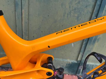 Trek Remedy 9.8 2022 Mountainbike usato, Arancione — immagine 9 di 13